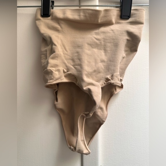 Skims sculpting thong Small NWOT - Picture 5 of 7